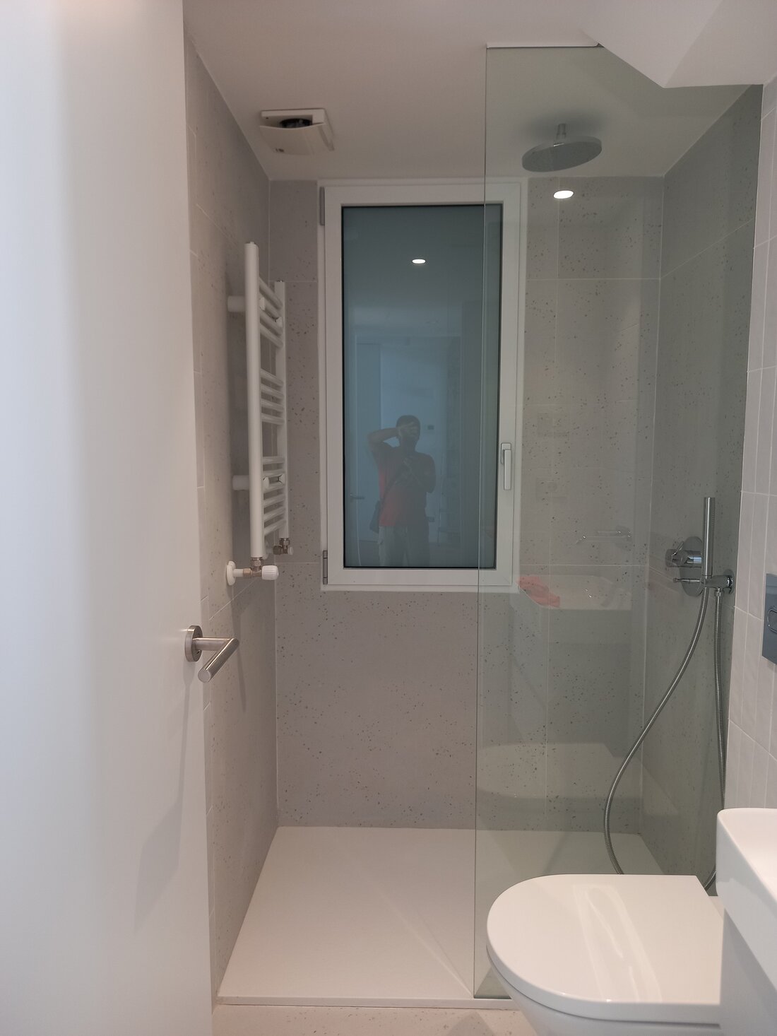 Baño reformado con ducha y azulejos