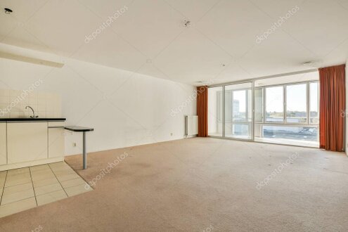 Salón de concepto abierto con luz natural y diseño actual