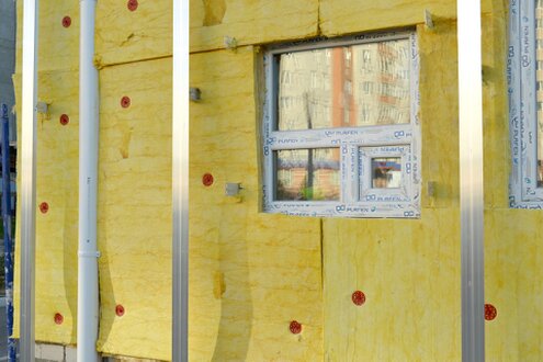 Fachada con sistema SATE y detalles de aislamiento térmico